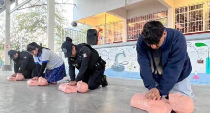 Policías de Santa Catarina enseñan a jóvenes primeros auxilios