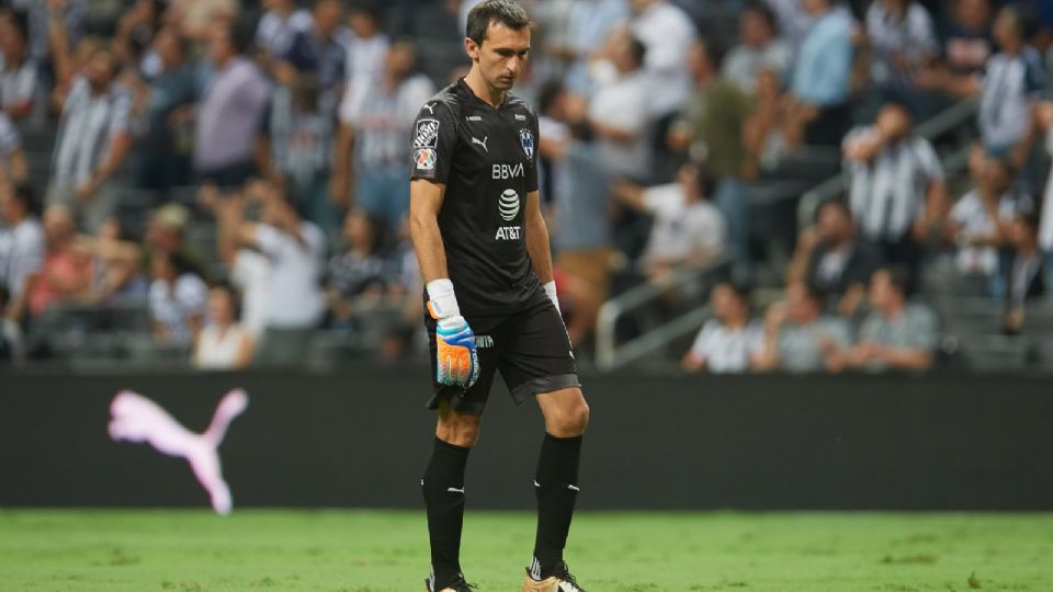 Marcelo Barovero defendiendo la portería de Rayados en el Estadio BBVA