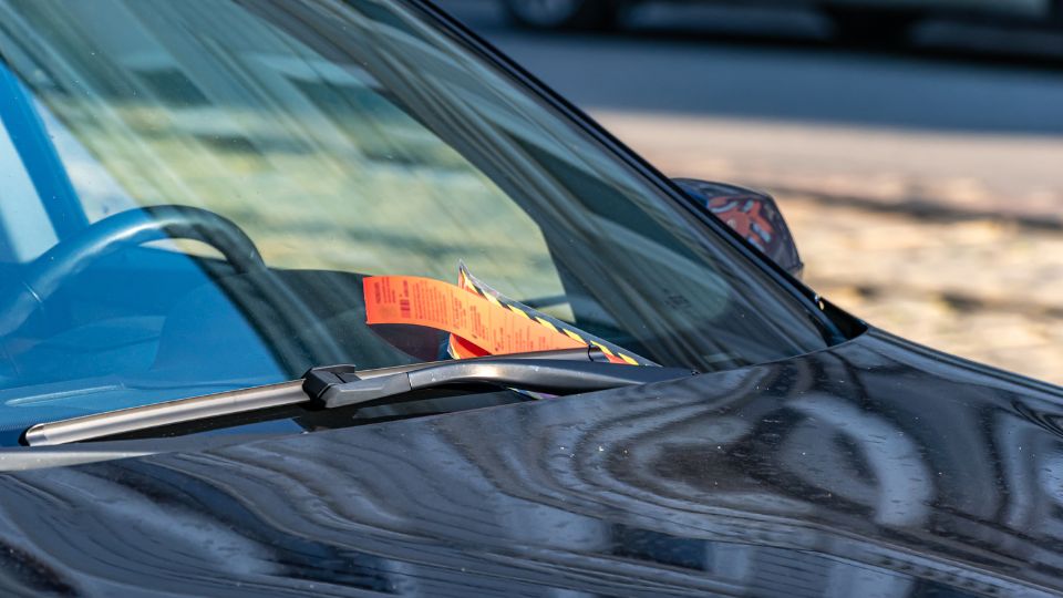 Auto con multa de tránsito | Especial.