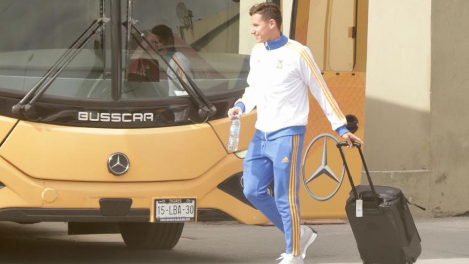 Florian Thauvin subió al autobús de Tigres para realizar el viaje a Tijuana junto a sus compañeros