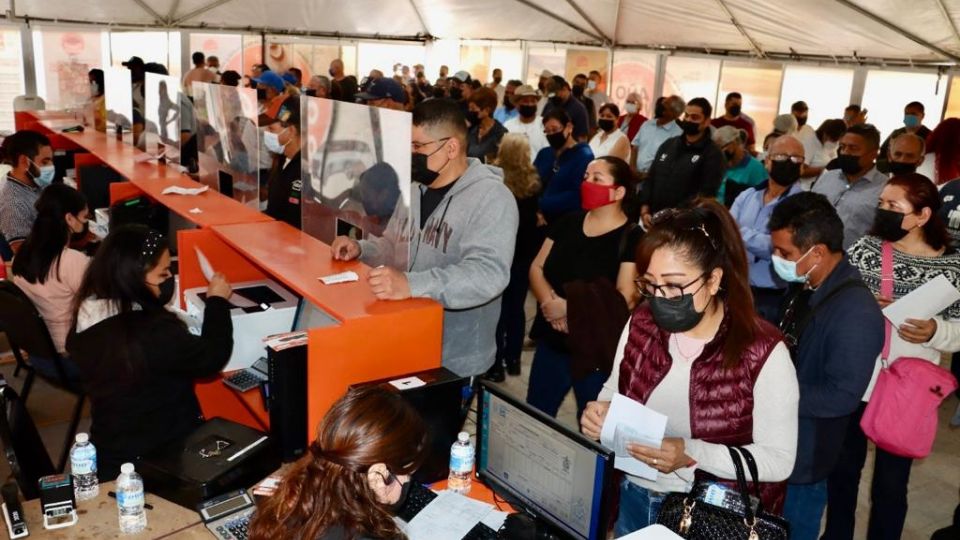 Ciudadanos pagando el predial en Santa Catarina. Foto: Cortesía