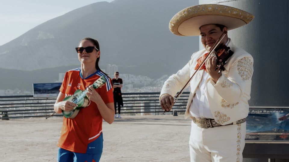 Sarah Zadrazil, del Bayern Múnich, se unió al mariachi en el Obispado