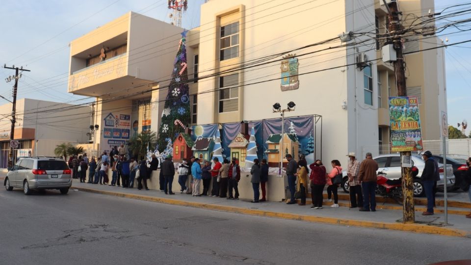 Personas formadas a las afueras de la Presidencia Municipal de Cadereyta. | Especial.