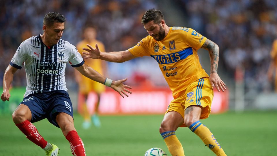 Héctor Moreno y André-Pierre Gignac en el último Clásico Regio.