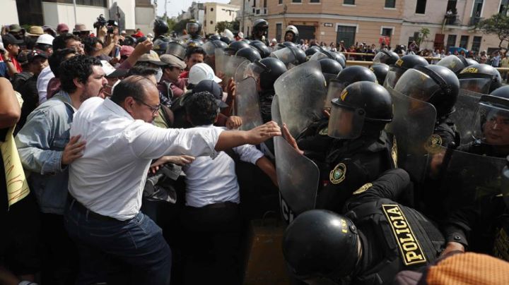 Policía de Perú arresta y desaloja más de 200 protestantes de universidad