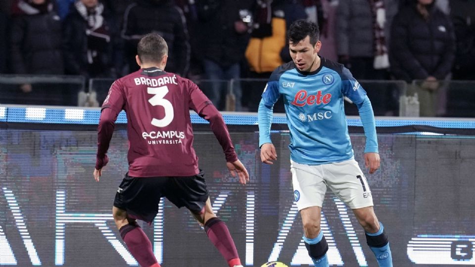 Hirving Lozano en partido ante Salernitana, equipo en el que milita Guillermo Ochoa.