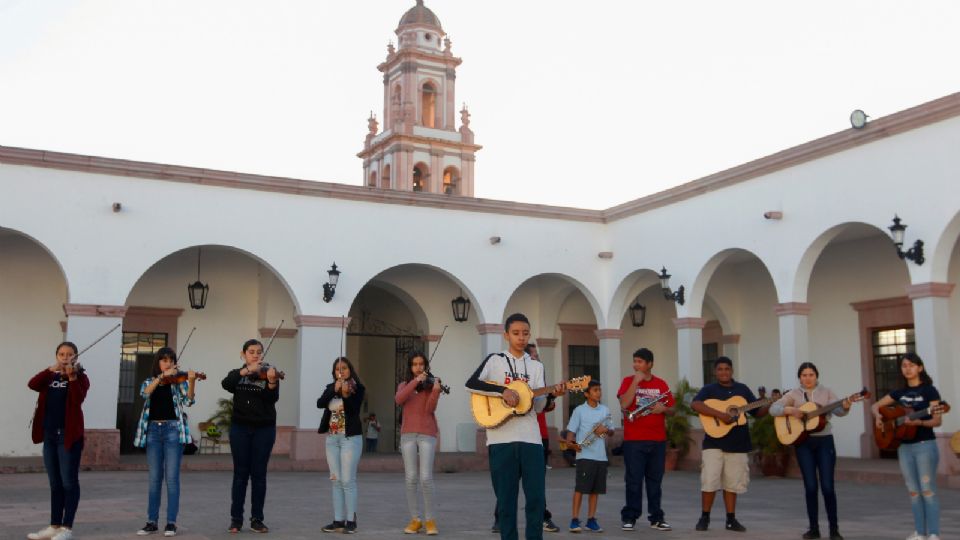 Tradición y amor por el mariachi en una escuela de Guadalajara.