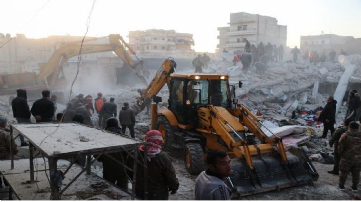 Incrementan a 18 los muertos tras derrumbe de edificio en Siria