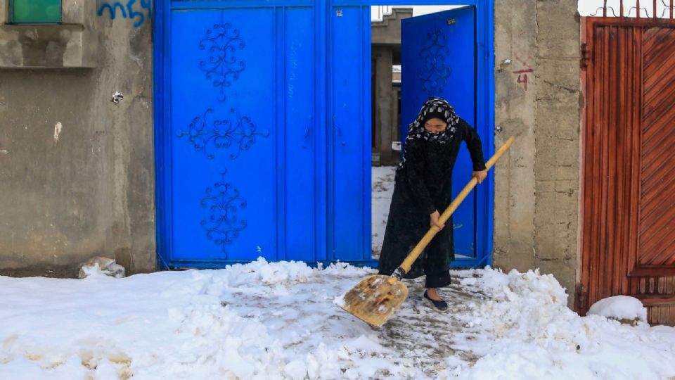 Foto: EFE. Una mujer afgana quita la nieve frente a su casa en Kabul, Afganistán después de una fuerte nevada en 20 provincias, varias carreteras están cerradas al tráfico, incluso en las provincias de Bamiyan, Farah y Sar-e-Pul.