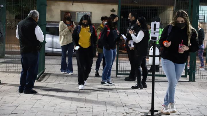 Regresan universitarios a clases con tráfico y sin Metro