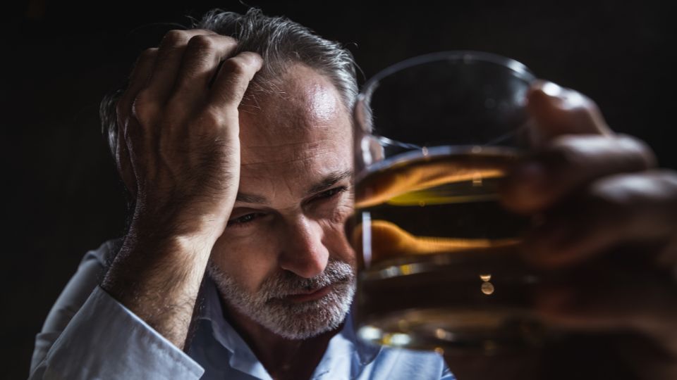 Hombre con problemas de alcohol | Especial.