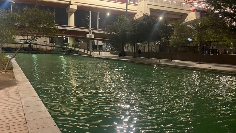 Además de tener un color verde, el agua del Paseo Santa Lucía también huele mal.