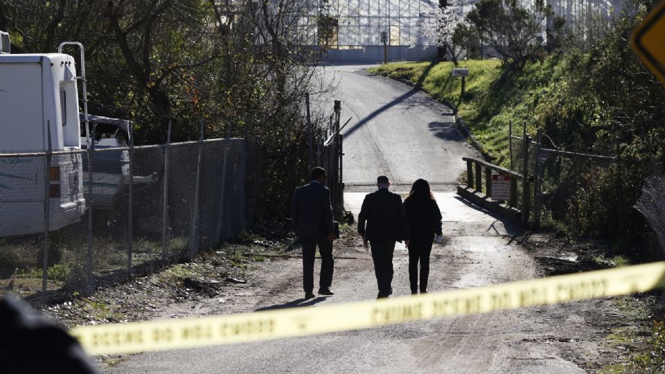 Agentes de FBI en una de las dos escenas de tiroteos masivos en granjas en Half Moon Bay, California. 24 de enero de 2023. Foto: EFE / EPA / John G. Mabanglo