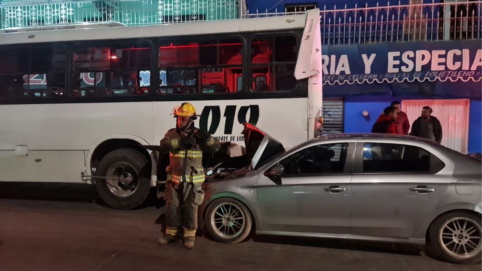 El choque dejo tres personas atrapadas en el automóvil.