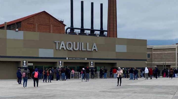 Larga fila en el Auditorio Citibanamex por venta de boletos de RBD