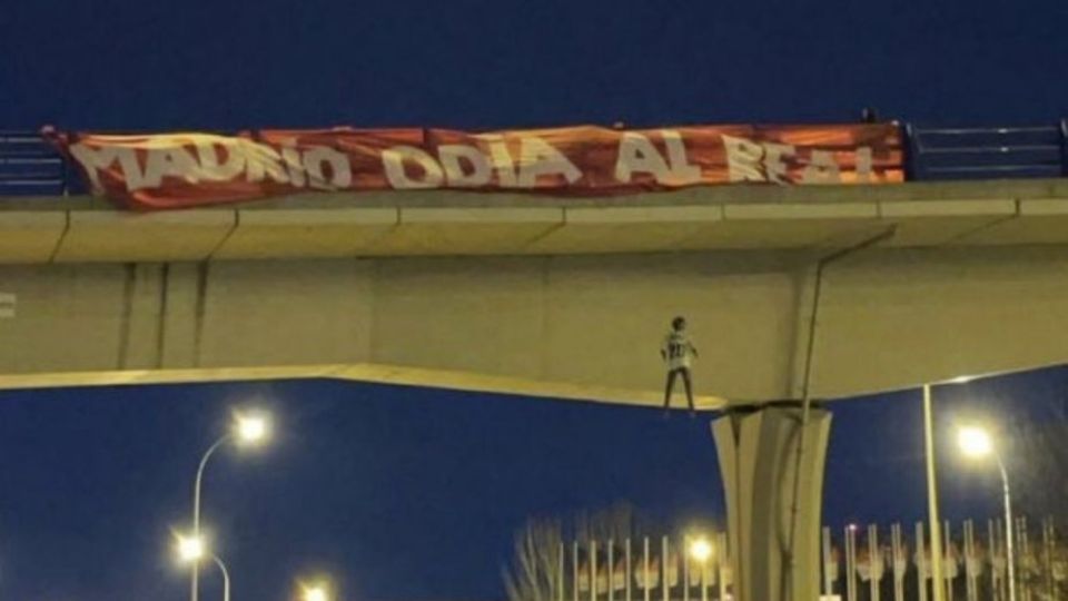 Un grupo de pseudoaficionados del Atlético de Madrid colgaron un muñeco con el jersey Vinicius Júnior en un puente madrileño