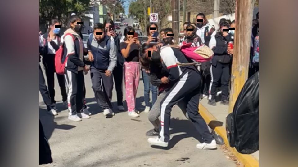 Estudiantes se atacan en Santiago | Especial.