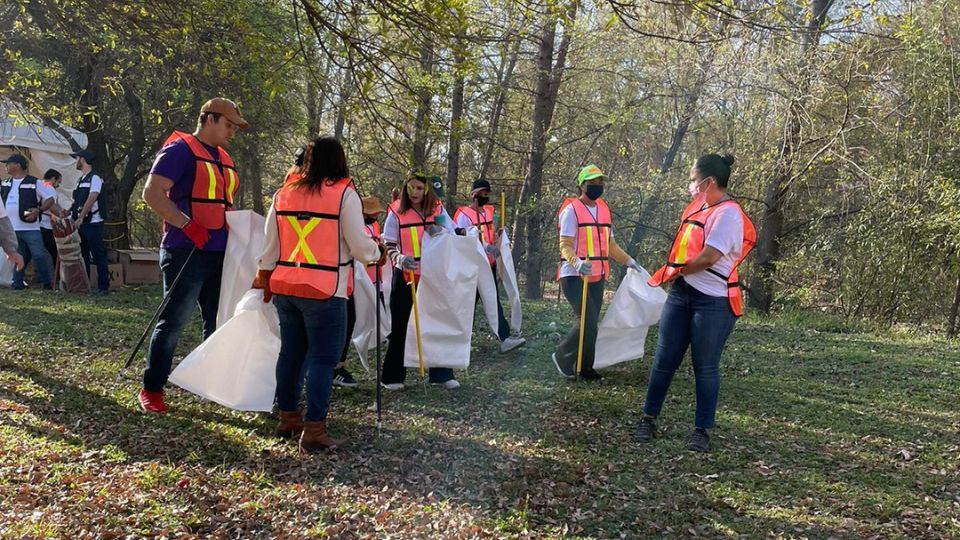 Personas precio al inicio de labores en limpieza del Río la Silla. Foto: Miriam Fuentes / ABC Noticias