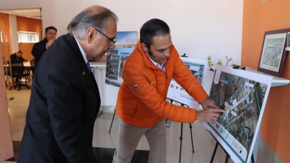 Marco González, Secretario de Desarrollo Regional y Agropecuario de Nuevo León y Víctor Treviño,  alcalde de Laredo, Texas.