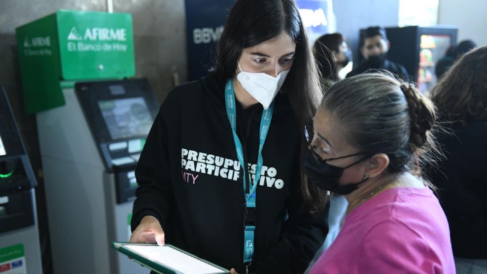 Ciudadanía regia siendo atendida por personal de municipio de Monterrey. | Gobierno de Monterrey.