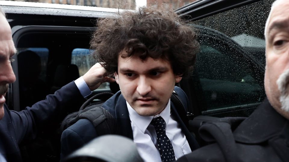 El empresario de criptomonedas Sam Bankman-Fried llega a una audiencia de declaración de culpabilidad en el Tribunal Federal de Estados Unidos en Nueva York. Foto: EFE / EPA / Peter Foley