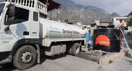 Reabastecen tanques de agua en colonias de Santa Catarina