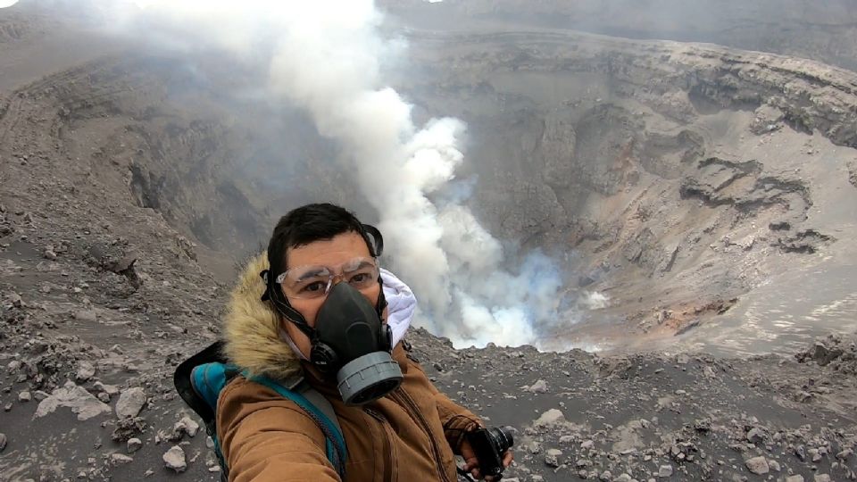 Joven frente al cráter del volcán Popocatépetl | Facebook / Éctor Phanghamix.