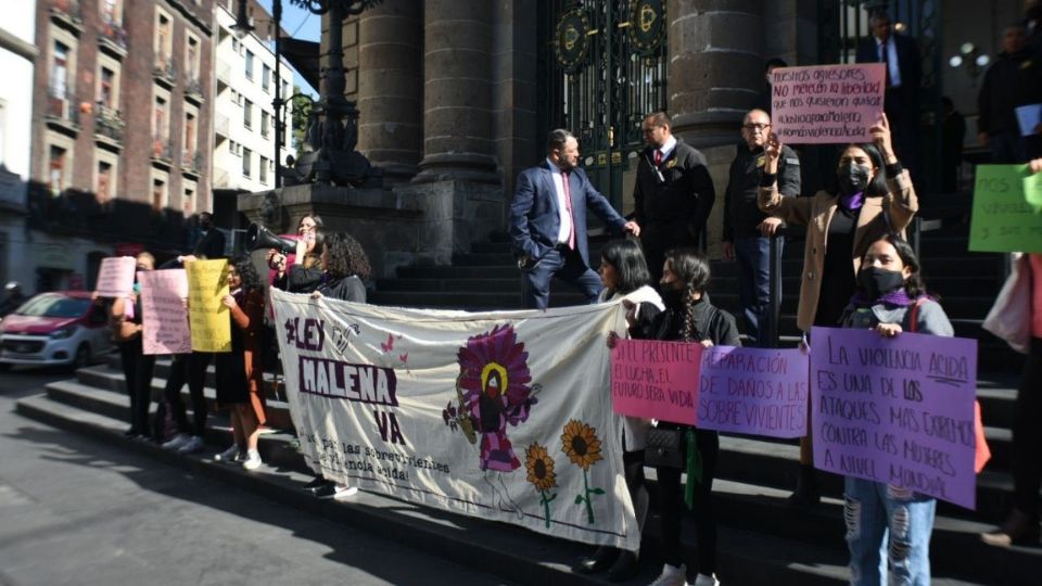 La ley fue presentada en compañía de grupos y colectivas feministas.