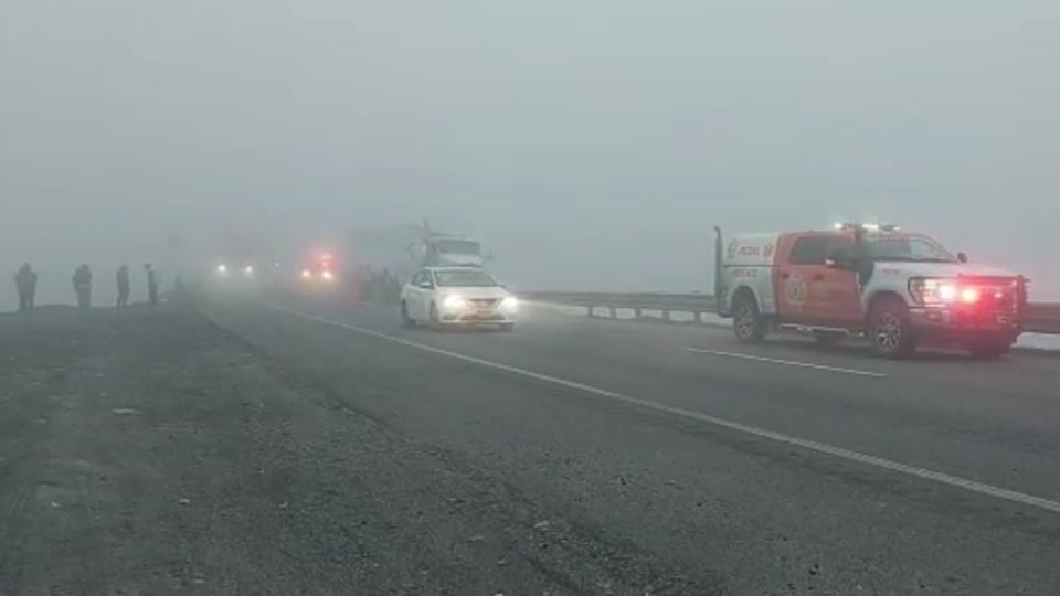 El banco de niebla persiste en la carretera Monterrey - Saltillo.