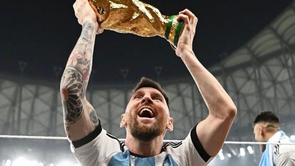 Lionel Messi cargando la Copa del Mundo falsa, en la fotografía con más likes en la historia