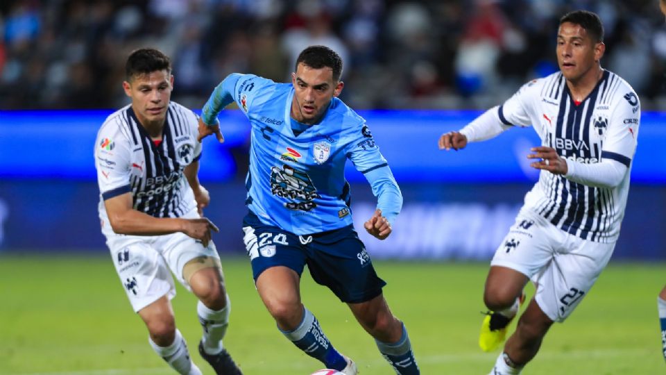 Luis Chávez jugando con Pachuca contra Rayados