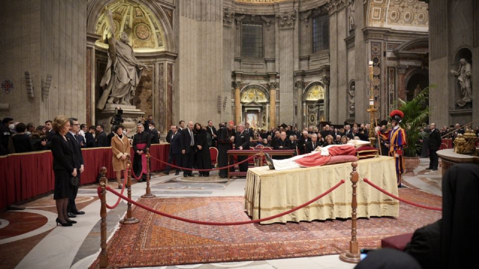 La reina emérita de España, doña Sofía, y el ministro de la Presidencia, Relaciones con las Cortes y Memoria Democrática, Félix Bolaños, visitaron este miércoles la capilla ardiente del papa emérito Benedicto XVI en el Vaticano, adonde acudieron para participar mañana, jueves, en su funeral.