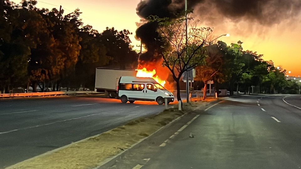 Quema de vehículos en Culiacán | Twitter @teresacastellmx