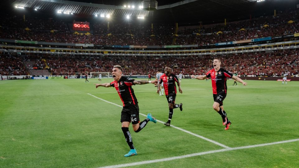 Futbolistas de Atlas festejan un gol en el Estadio Jalisco