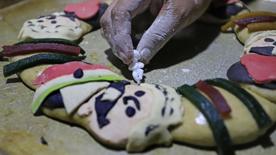 Rosca de Reyes con la imagen de López Obrador | EFE / Hilda Ríos.