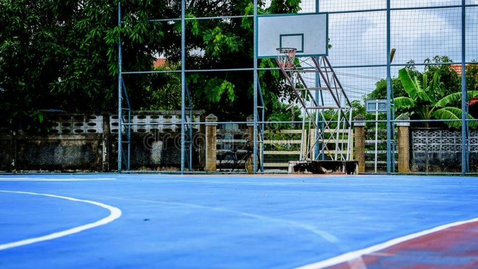 Fotografía ilustrativa de una cancha de basquetbol al aire libre