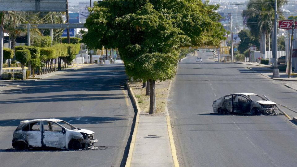 Fotografía de vehículos calcinados tras los enfrentamientos de fuerzas federales con grupos armados, en la ciudad de Culiacán | EFE/Juan Carlos Cruz
