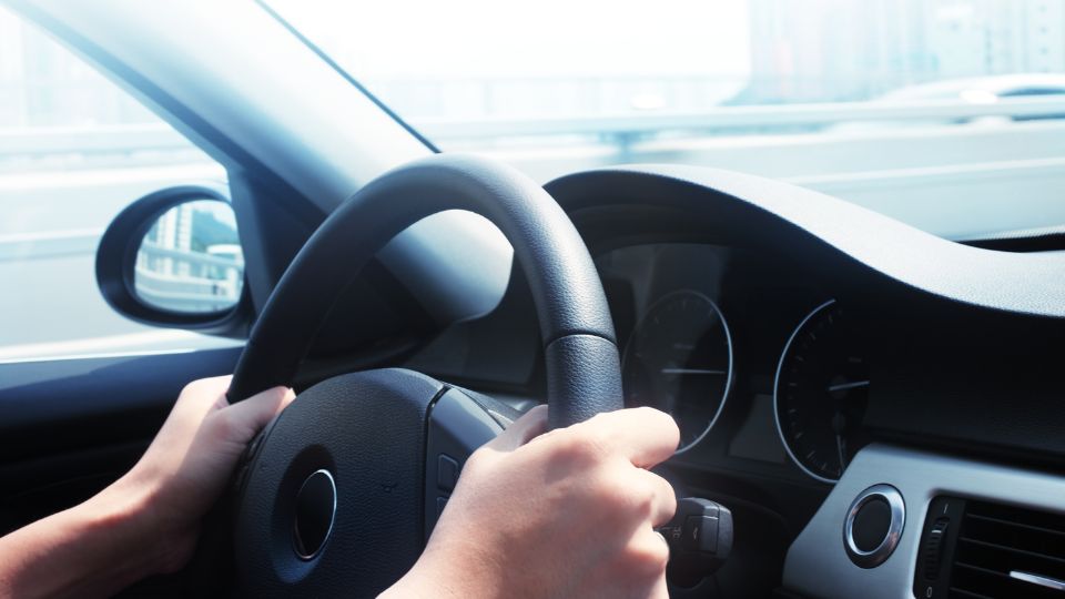 Joven conduciendo un automóvil | Especial.