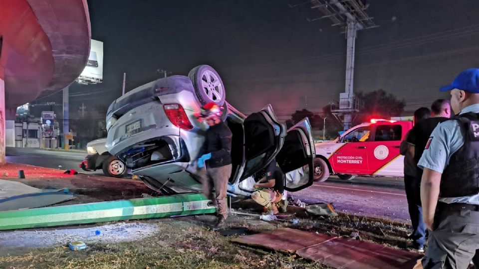 La camioneta volcada en Monterrey. Foto: Cortesía