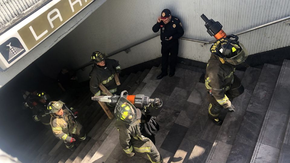 Personal del cuerpo de bomberos auxilian en el rescate de personas, tras un choque por alcance de vagones en un túnel de la Linea 3 del metro hoy, en la Ciudad de México. Foto: EFE / Sáshenka Gutiérrez.