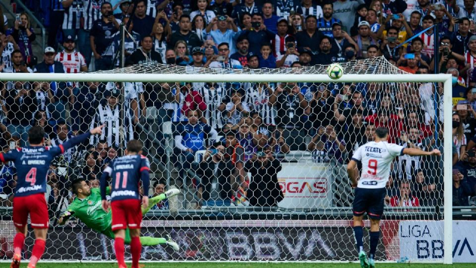 Germán Berterame falló un penal en la jornada 1 contra Chivas, partido que Rayados perdió 1-0