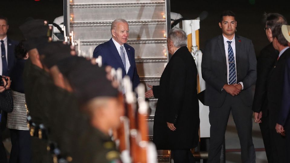 El presidente de México, Andrés Manuel López Obrador (d) da la bienvenida al presidente de Estados Unidos, Joe Biden (i).  EFE/Sáshenka Gutiérrez