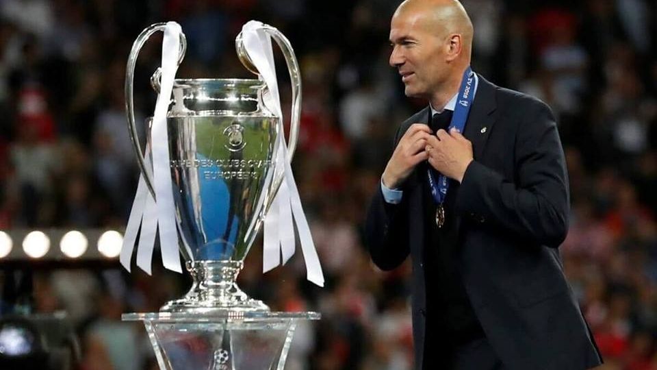 Zinedine Zidane junto a una de las Championes League que ganó con el Real Madrid