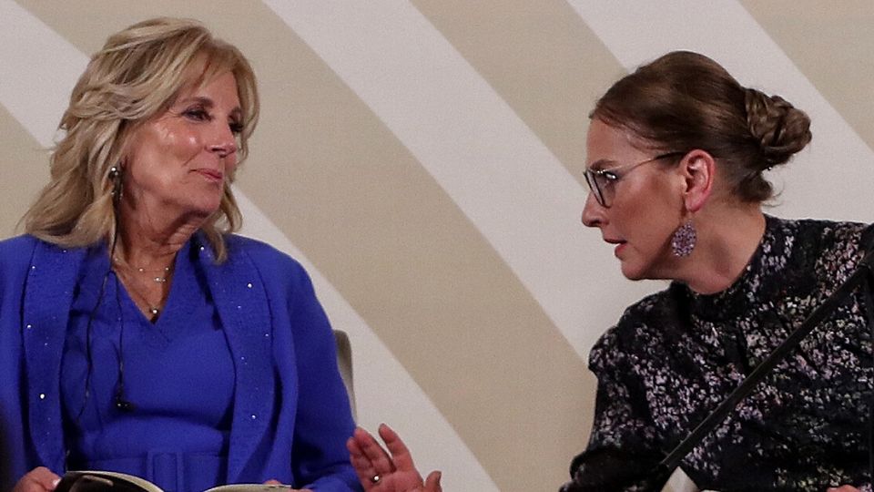 La primera dama de Estados Unidos, Jill Biden y la presidente del Consejo Asesor Honorario de la Coordinación Nacional Memoria Histórica y Cultural de México, Beatriz Gutiérrez Müller. Foto: EFE/Sáshenka Gutiérrez