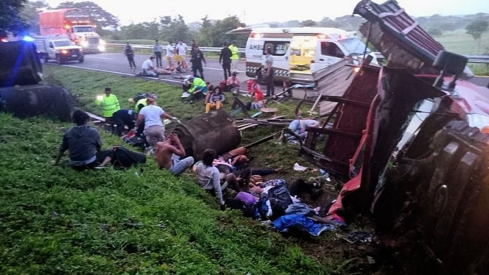 Fotografía cedida por Protección Civil que muestra a rescatistas en la zona del accidente de un camión donde viajaban migrantes, en el municipio de Pijijiapan, Chiapas (México). Al menos 10 personas migrantes fallecieron y 15 resultaron heridas en un accidente carretero en el municipio mexicano de Pijijiapa