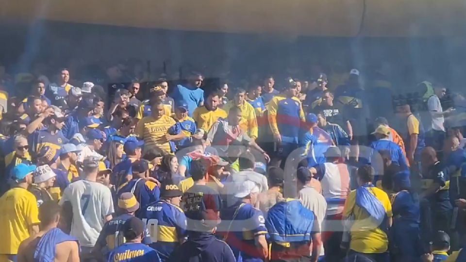 Aficionados de Boca Junior agredieron a un fanático de River Plate tras las derrota de su equipo.