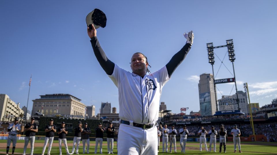 Miguel Cabrera despidiéndose de su carrera como beisbolista profesional.