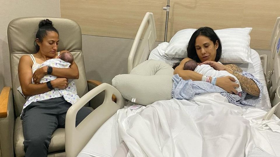 Bianca Sierra y Stephany Mayor dándole la bienvenida a sus hijos.