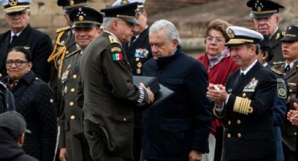 AMLO condecora a Salvador Cienfuegos, militar detenido en 2020 por la DEA por narcotráfico