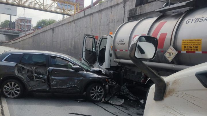 Choque entre camioneta y pipa causa cierre en Morones Prieto